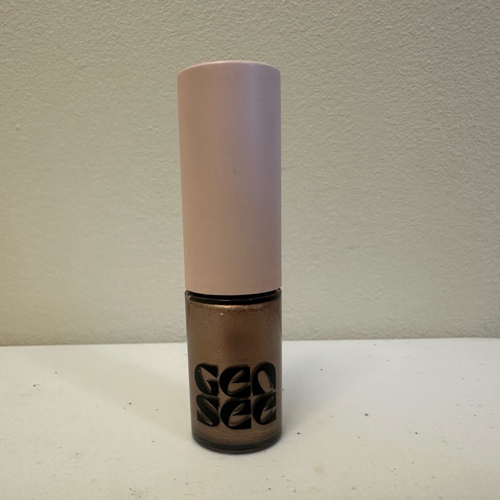 Gen See “First Light” metallic liquid Eyeshadow